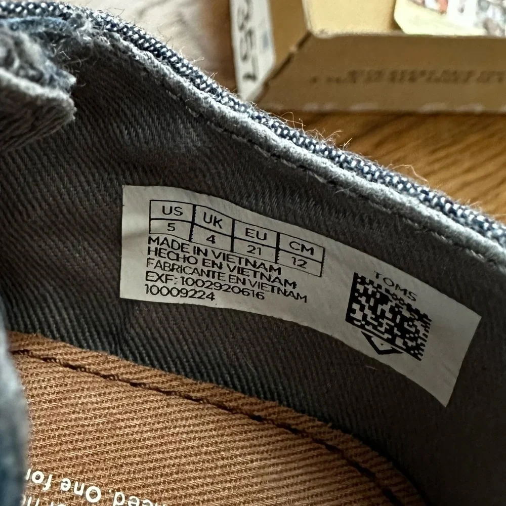TOMS Tiny Brogue oxfords in Blue Chambray, toddler size 5 (NWT)